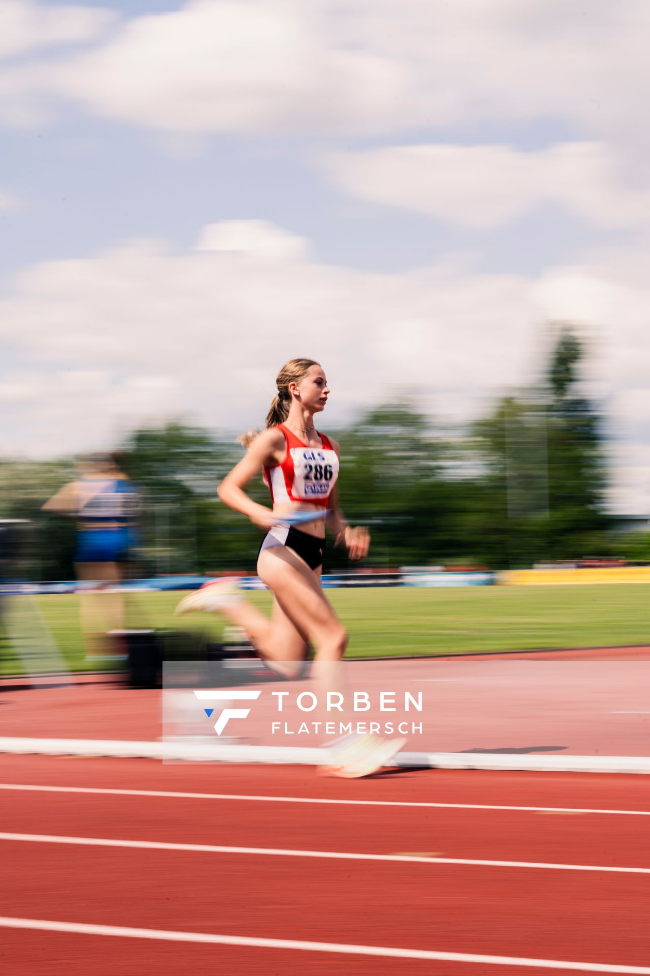 Sophia Seiter (LG Region Karlsruhe) am 29.05.2022 waehrend der Deutschen Meisterschaften Langstaffel im Otto-Schott-Sportzentrum in Mainz